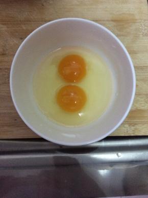 鸡蛋打碎放入碗中