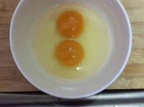 鸡蛋打碎放入碗中