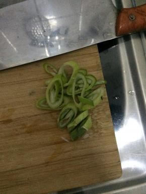 把葱切成碎状