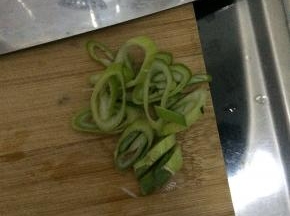 把葱切成碎状
