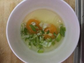 把鸡蛋搅拌均匀，加入鸡蛋三分之一的水，加入葱和少量的盐。