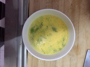 在碗上套上保鲜膜，放入微波炉，中小火加热3分钟。