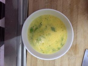 在碗上套上保鲜膜，放入微波炉，中小火加热3分钟。