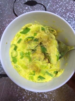 把碗取出，摘下保鲜膜，加入适量的香油和酱油即可。