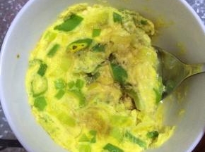 把碗取出，摘下保鲜膜，加入适量的香油和酱油即可。