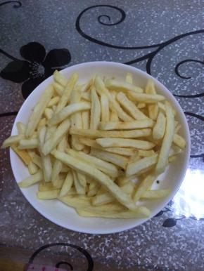 薯条放入盘子中，散入适量的盐。也可以蘸番茄酱吃