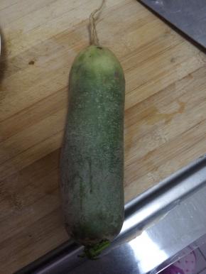 萝卜清洗干净削皮。