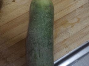 萝卜清洗干净削皮。