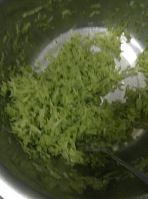 把萝卜擦成丝状。