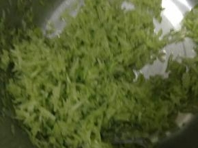 把萝卜擦成丝状。