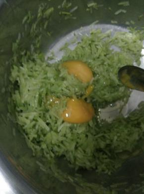 把丝状的萝卜丝用刀剁成小段。放入盆中