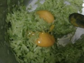 把丝状的萝卜丝用刀剁成小段。放入盆中