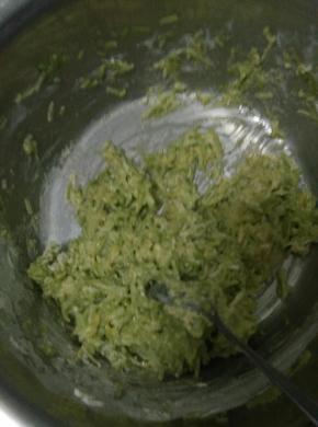 盆中放入盐，搅拌均匀，腌制10分钟左右出水，加入适量的面粉和葱姜鸡蛋，搅拌均匀
（面粉不要一起加，慢慢添加做成丸子即可）