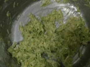 盆中放入盐，搅拌均匀，腌制10分钟左右出水，加入适量的面粉和葱姜鸡蛋，搅拌均匀
（面粉不要一起加，慢慢添加做成丸子即可）