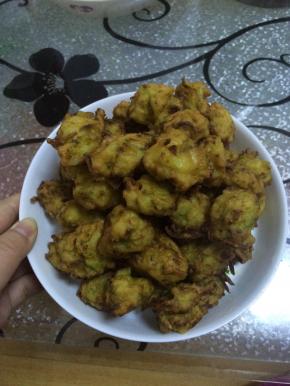 一面炸黄翻制另一面炸，丸子浮起来，关火即可捞出。