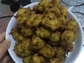 一面炸黄翻制另一面炸，丸子浮起来，关火即可捞出。