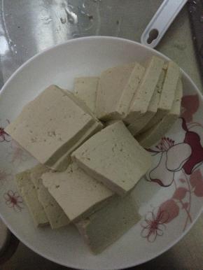 把豆腐清洗干净，切成块状，