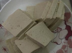 把豆腐清洗干净，切成块状，