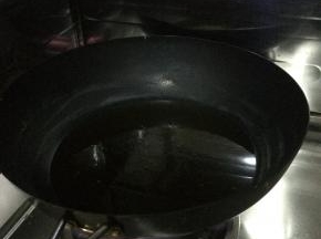 锅内放入适量的有加热