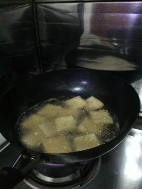 切好的豆腐放入锅内炸