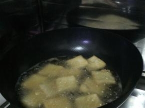 切好的豆腐放入锅内炸