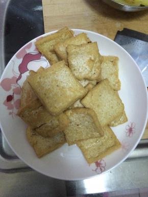 豆腐两面炸至金黄，捞出。