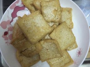 豆腐两面炸至金黄，捞出。