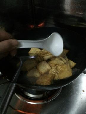 翻炒一分钟左右出锅。