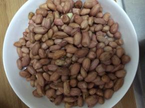 花生米倒入盆中。