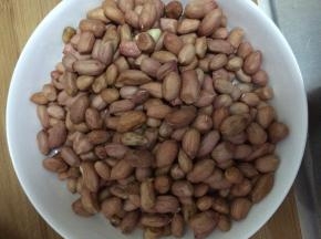 花生米倒入盆中。
