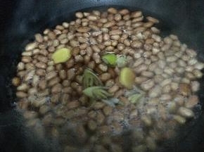 花生米加水提前放盐泡上，锅内加入适量水，把泡至的花生米放到锅内煮。同时放入葱姜花椒大料等调料。