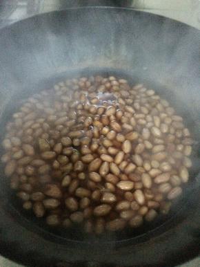 开锅之后小火煮大约20分钟左右。花生就煮好了。