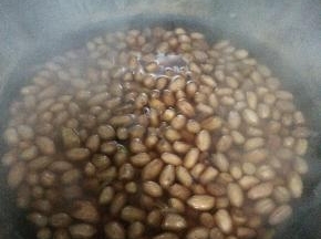 开锅之后小火煮大约20分钟左右。花生就煮好了。