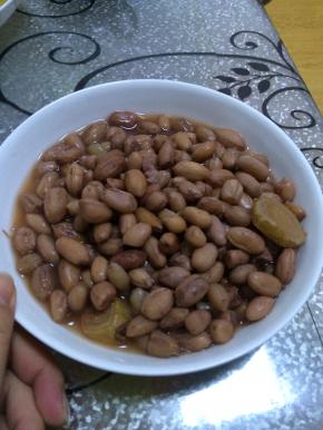 煮好的花生米盛出来即可。