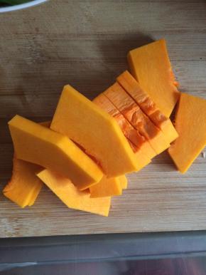 南瓜清洗干净去皮切成块状