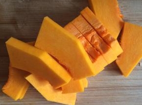 南瓜清洗干净去皮切成块状