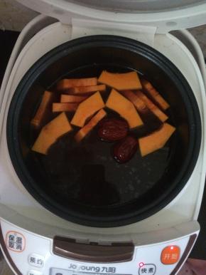 红豆清洗干净，锅内加入适量的水，先把红豆放入锅中煮几分钟。依此加入南瓜和小米。