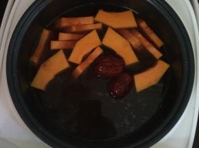 红豆清洗干净，锅内加入适量的水，先把红豆放入锅中煮几分钟。依此加入南瓜和小米。