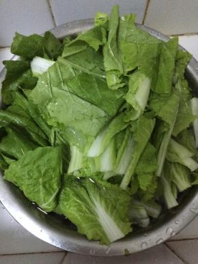 小白菜清洗干净，切成段状。