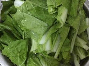 小白菜清洗干净，切成段状。