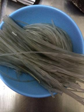 粉条用热水辍一下，捞出