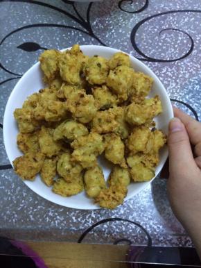 把做好的丸子放在盘子里。（丸子是提前做好的，可根据自己喜好添加）