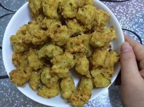 把做好的丸子放在盘子里。（丸子是提前做好的，可根据自己喜好添加）