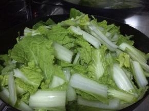 锅内放入食用油葱，把小白菜放入锅内翻炒，