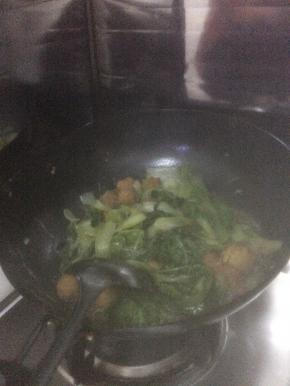 翻炒2分钟左右，加入适量水，放入粉条炖几分钟，然后放入丸子，炖一分钟左右。