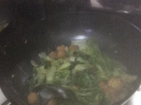 翻炒2分钟左右，加入适量水，放入粉条炖几分钟，然后放入丸子，炖一分钟左右。