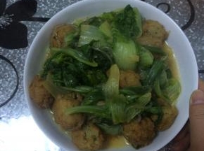把做好的菜品盛出放入盘子中。