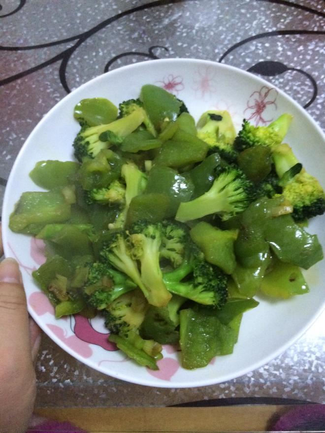 西兰花炒青椒