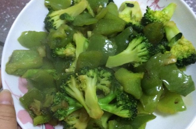 西兰花炒青椒
