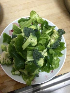 把西兰花和青椒清洗干净切成块状。